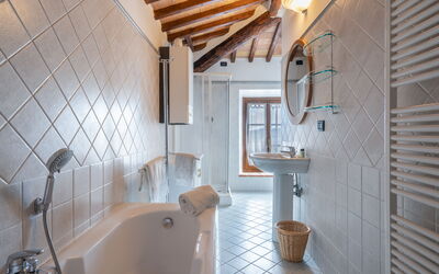 rocche-di-valiano-chianti-castelnuovo-berardenga-glicine-bagno
