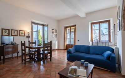 Appartamento Glicine in Siena, Pool Use, Ac: Tavolo, Mobilia, Proprietà, Divano, Cornice, Azzurro, Legna, Finestra, Interior Design, Soggiorno