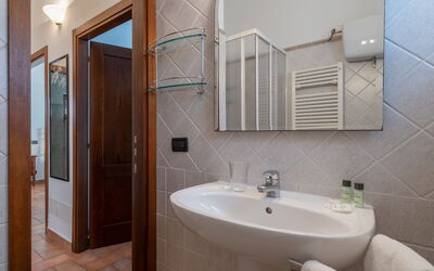 Appartamento Gelsomino in Siena, Pool Use, Ac: Specchio, Rubinetto, Idraulico Fixture, Lavello, Proprietà, Lavandino Del Bagno, Costruzione, Bagno, Legna
