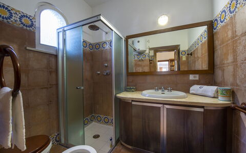 Villa Deli, In Positano, Sea View, Ac: Rubinetto, Idraulico Fixture, Lavello, Proprietà, Specchio, Lavandino Del Bagno, Blu, Bagno, Viola