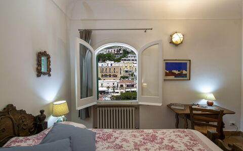 Villa Deli, In Positano, Sea View, Ac: Proprietà, Mobilia, Pianta, Finestra, Tavolo, Comfort, Legna, Illuminazione, Shade, Interior Design