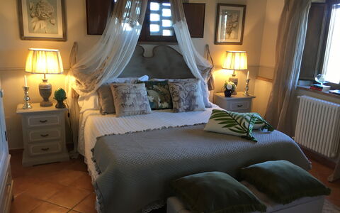 Villa Barbara: Letto, Illuminazione, Camera, Interior Design, Legna, Pavimento, Verde, Bedding, Proprietà, Camera Da Letto