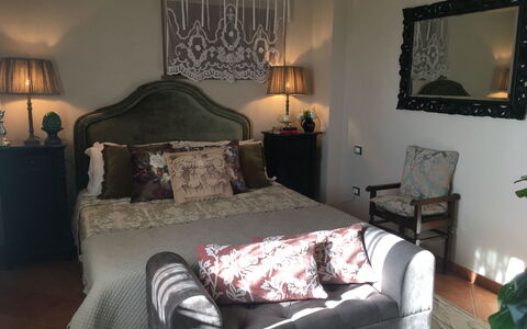 Villa Barbara: Verde, Camera, Illuminazione, Interior Design, Letto, Proprietà, Casa, Parete, Mobilia, Tessile
