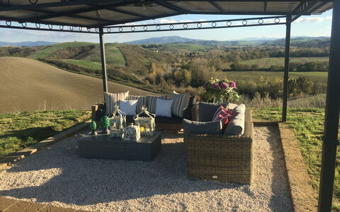 Villa Barbara: Paesaggio, Vaso Di Fiori, Suolo, Shade, Tavolo Esterno, Giardino, Landscaping, Mobili Da Esterno, Cortile, Pianta Della Casa