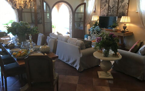 Villa Barbara: Illuminazione, Interior Design, Camera, Pavimento, Mobilia, Soggiorno, Pavimentazione, Interior Design, Divano, Tavolo