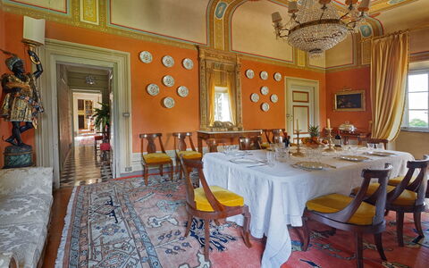 Villa de Ranieri: Camera, Proprietà, Costruzione, Interior Design, Ristorante, Sala Da Pranzo, Tavolo, Mobilia, Immobiliare, Soffitto