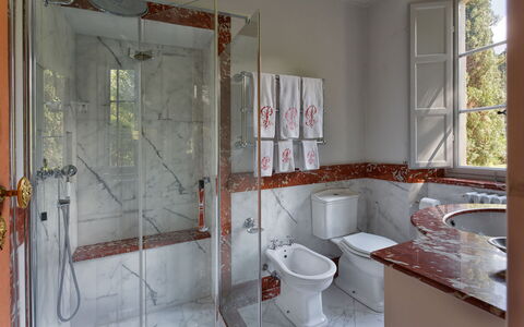 Villa de Ranieri: Bagno, Camera, Proprietà, Pavimento, Casa, Piastrella, Idraulico Fixture, Interior Design, Architettura, Costruzione