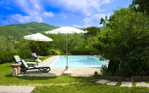 Collina dei Fiori: Piscina, Collina, Mobili Da Esterno, Catena Montuosa, Tempo Libero, Eco Hotel, Ombrello, Ricorrere, Giardino, Shade