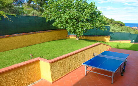 Villa Il Poggiolo Apartments - Diano Marina: Erba, Proprietà, Tavolo, Mobilia, Albero, Immobiliare, Pianta, Camera, Paesaggio, Tempo Libero