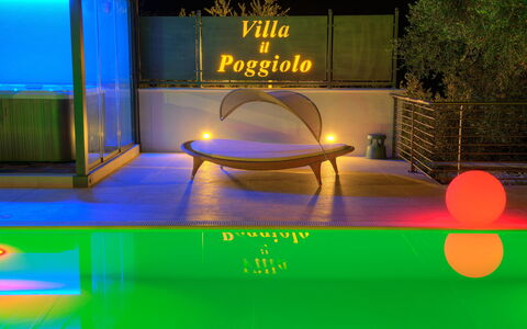 Villa Il Poggiolo Apartments - Diano Marina: Luce, Illuminazione, Blu Majorelle, Notte, Cielo, Tempo Libero, Tavolo, Mobilia