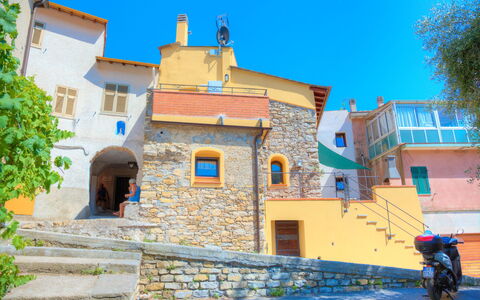 House of Stone - Deglio Faraldi: Blu, Cittadina, Giallo, Quartiere, Proprietà, Casa, Azzurro, Parete, Cielo, Costruzione