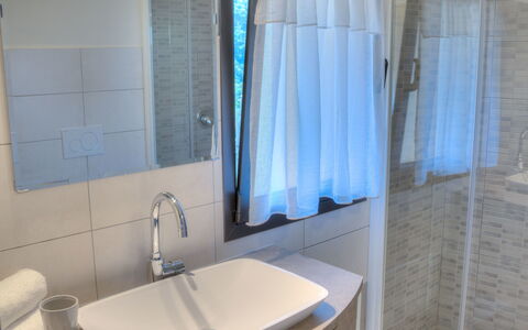 House of Stone - Deglio Faraldi: Bagno, Camera, Proprietà, Vasca Da Bagno, Interior Design, Piastrella, Pavimento, Idraulico Fixture, Costruzione, Architettura