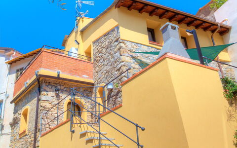 House of Stone - Deglio Faraldi: Blu, Proprietà, Casa, Architettura, Costruzione, Quartiere, Giallo, Parete, Immobiliare, Zona Residenziale
