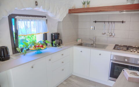 House of Stone - Deglio Faraldi: Proprietà, Camera, Cucina, Mobilia, Cabinetry, Controsoffitto, Costruzione, Casa, Interior Design, Pavimento