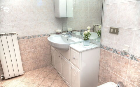 Casa Ilaria - Diano Marina: Bagno, Proprietà, Piastrella, Camera, Pavimento, Parete, Interior Design, Immobiliare, Rubinetto, Architettura