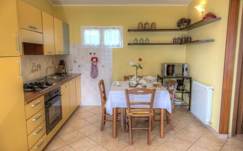 Casa Ilaria - Diano Marina: Proprietà, Camera, Cucina, Mobilia, Costruzione, Giallo, Casa, Immobiliare, Interior Design, Cabinetry
