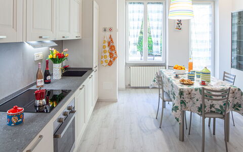 Casa Mary - Levanto: Mobilia, Cucina, Interior Design, Controsoffitto, Pavimentazione, Legna, Elettrodomestico Da Cucina, Pavimento, Casa, Tavolo