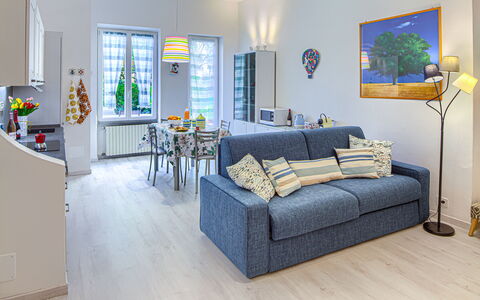 Casa Mary - Levanto: Mobilia, Interior Design, Divano, Pavimentazione, Pavimento, Camera, Legna, Tavolo, Soggiorno, Soffitto