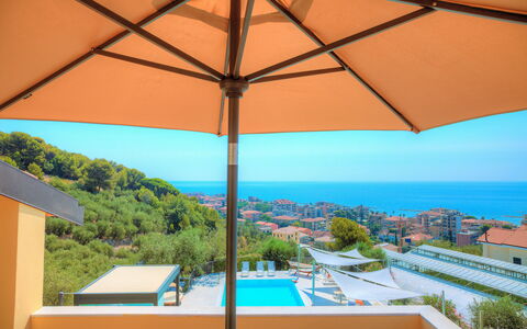 Villa Il Poggiolo - Diano Marina: Proprietà, Shade, Ombrello, Casa, Cielo, Costruzione, Immobiliare, Tetto, Illuminazione Diurna, Soffitto