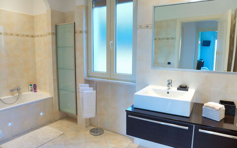 Villa Il Poggiolo - Diano Marina: Bagno, Proprietà, Camera, Piastrella, Pavimento, Interior Design, Mobiletto Del Bagno, Costruzione, Rubinetto, Parete