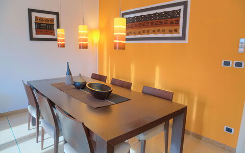 Villa Il Poggiolo - Diano Marina: Camera, Proprietà, Mobilia, Sala Da Pranzo, Tavolo, Interior Design, Costruzione, Casa, Giallo, Immobiliare