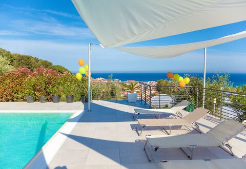 Villa Il Poggiolo - Diano Marina: Proprietà, Cielo, Vacanza, Immobiliare, Casa, Architettura, Costruzione, Piscina, Design, Shade