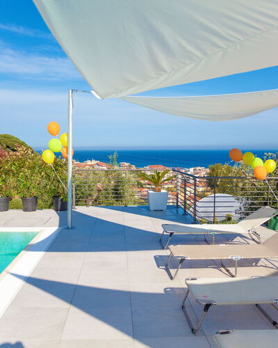 Villa Il Poggiolo - Diano Marina: Proprietà, Cielo, Vacanza, Immobiliare, Casa, Architettura, Costruzione, Piscina, Design, Shade