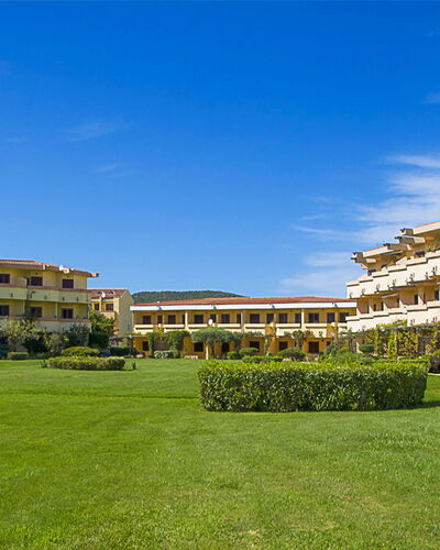 Golfo Aranci Ortensia Apartments: Proprietà, Cielo, Costruzione, Erba, Estate, Architettura, Cittadina, Insediamento Umano, Immobiliare, Zona Residenziale