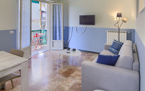 Giulia Apartment - Levanto: Tavolo, Mobilia, Divano, Cornice, Televisione, Interior Design, Pavimento, Soggiorno, Pavimentazione, Immobiliare