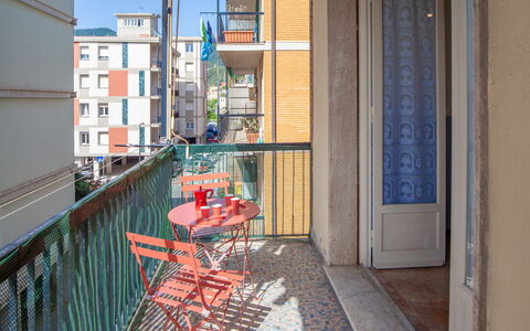 Giulia Apartment - Levanto: Costruzione, Finestra, Sedia, Legna, Tavolo, Vaso Di Fiori, Pavimento, Pavimentazione, Urban Design, Portico