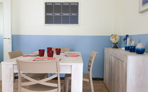 Giulia Apartment - Levanto: Tavolo, Mobilia, Costruzione, Blu, Legna, Finestra, Cornice, Interior Design, Pavimento