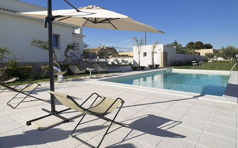 Villa Berbaro: Acqua, Pianta, Cielo, Costruzione, Azzurro, Shade, Piscina, Mobili Da Esterno, Lettino, Casa
