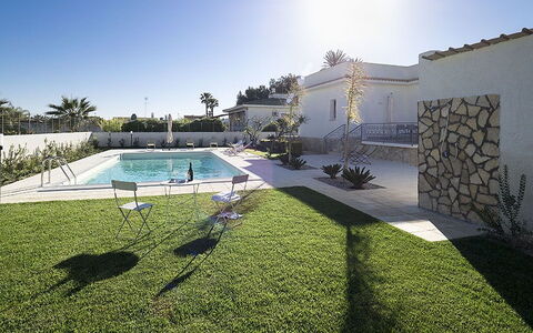 Villa Berbaro: Cielo, Acqua, Giorno, Proprietà, Pianta, Piscina, Shade, Tempo Libero, Urban Design, Albero
