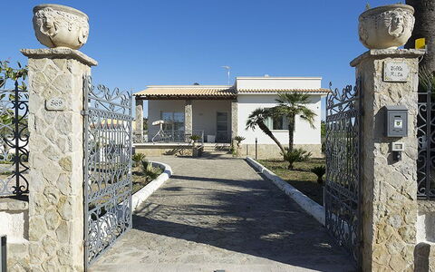 Villa Berbaro: Cielo, Proprietà, Giorno, Pianta, Costruzione, Azzurro, Architettura, Finestra, Manto Stradale, Porta