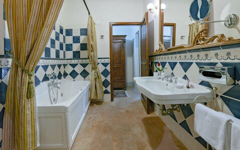 Villa Dei Michelangioli a Brolio: Camera, Proprietà, Interior Design, Costruzione, Bagno, Parete, Ristorante, Immobiliare, Mobilia, Pavimento