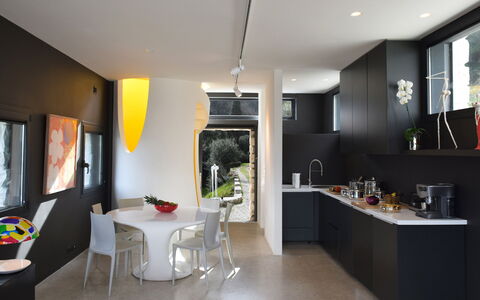 Casa Farfalla: Mobilia, Interior Design, Pavimentazione, Lampada, Soffitto, Illuminazione, Sedia, Tavolo, Cucina, Cucina & Sala Da Pranzo Tavolo