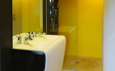 Casa Farfalla: Parete, Idraulico Fixture, Interior Design, Pavimentazione, Bagno, Pavimento, Idraulico, Lavandino Del Bagno, Rubinetto, Illuminazione