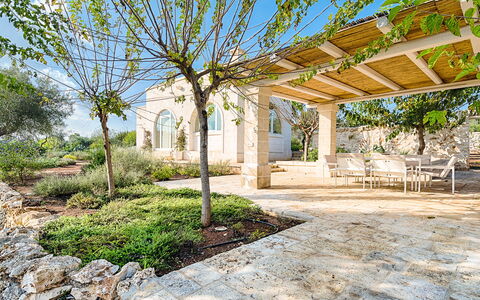 Villa Cristina: Proprietà, Immobiliare, Casa, Casa, Costruzione, Estate, Cortile, Albero, Zona Residenziale, Backyard