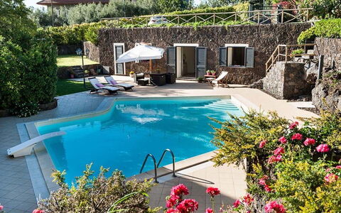 Eden Retreat: Acqua, Fiore, Pianta, Proprietà, Piscina, Azzurro, Costruzione, Albero, Sedia, Mobili Da Esterno
