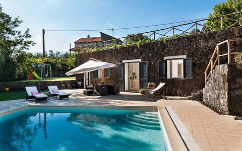 Eden Retreat: Acqua, Cielo, Pianta, Costruzione, Azzurro, Piscina, Nube, Albero, Shade, Zona Residenziale