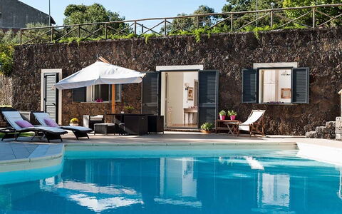 Eden Retreat: Acqua, Proprietà, Mobilia, Piscina, Costruzione, Sedia, Azzurro, Pianta, Mobili Da Esterno, Shade