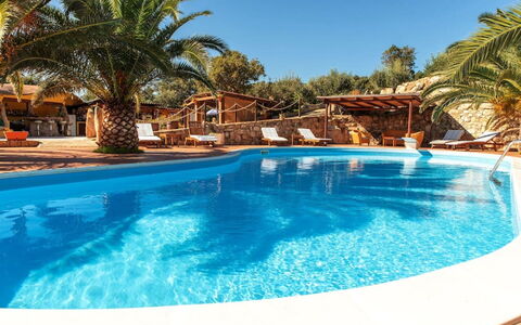 Residence Villa Smeralda: Acqua, Cielo, Proprietà, Piscina, Natura, Azzurro, Albero, Illuminazione, Corpo D'Acqua, Pianta