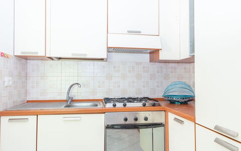 Residence Villa Smeralda: Cucina, Elettrodomestico Da Cucina, Apparecchio Major, Controsoffitto, Legna, Pavimentazione, Interior Design, Lavandino Della Cucina, Cabinetry, Casa