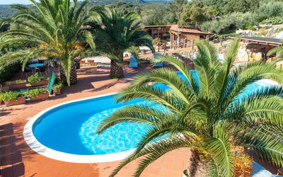 Residence Villa Smeralda: Acqua, Pianta, Proprietà, Albero, Cielo, Azzurro, Piscina, Arecales, Vegetazione, Tempo Libero