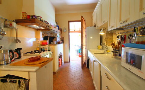 Villa La Collinetta: Cabinetry, Controsoffitto, Elettrodomestico Da Cucina, Lavello, Elettrodomestico, Legna, Cucina, Lavandino Della Cucina, Interior Design, Pavimento