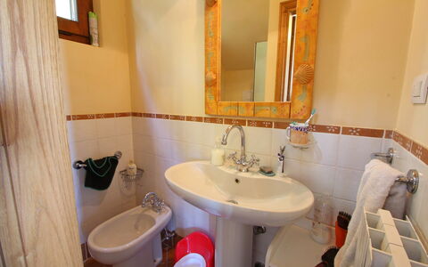 Villa La Collinetta: Specchio, Marrone, Rubinetto, Lavello, Idraulico Fixture, Lavandino Del Bagno, Proprietà, Bagno, Viola, Interior Design
