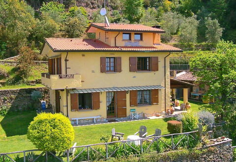 Villa La Collinetta: Pianta, Finestra, Proprietà, Costruzione, Verde, Albero, Casa, Giallo, Vegetazione, Villetta