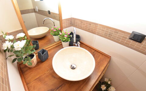 Al Colle Di Lari: Lavello, Lavandino Del Bagno, Bagno, Proprietà, Camera, Interior Design, Controsoffitto, Idraulico Fixture, Rubinetto, Latifoglie