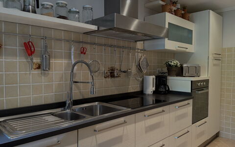 Anfora!!: Cucina, Controsoffitto, Lavandino Della Cucina, Lavello, Cabinetry, Elettrodomestico Da Cucina, Interior Design, Pavimentazione, Idraulico Fixture, Rubinetto