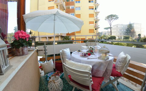 Carnevale: Proprietà, Mobilia, Camera, Costruzione, Ristorante, Casa, Ombrello, Tavolo, Immobiliare, Interior Design